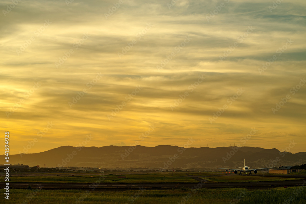 夕焼けの滑走路と飛行機・伊丹空港