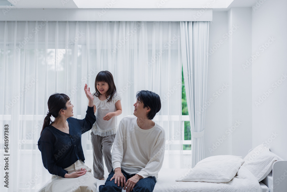 Fototapeta premium 元気な女の子がいる家庭