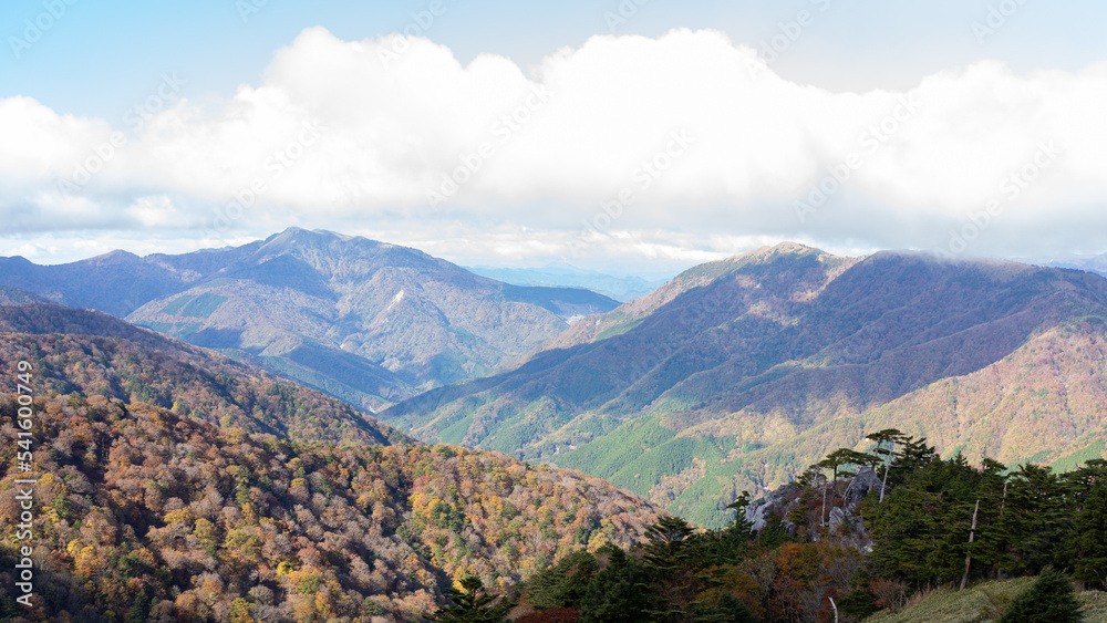 日本の秋の山で見える綺麗な紅葉とハイキング