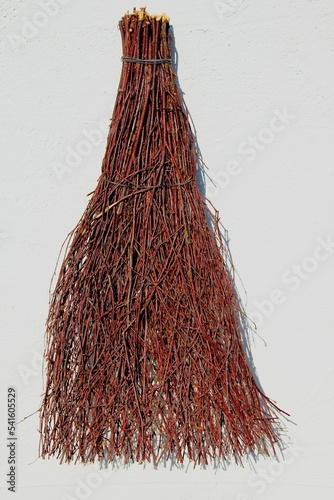 besen aus birkenreisig selbstgemacht