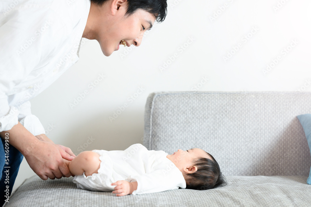 赤ちゃんをあやすパパさん 赤ちゃんをあやすパパさん
