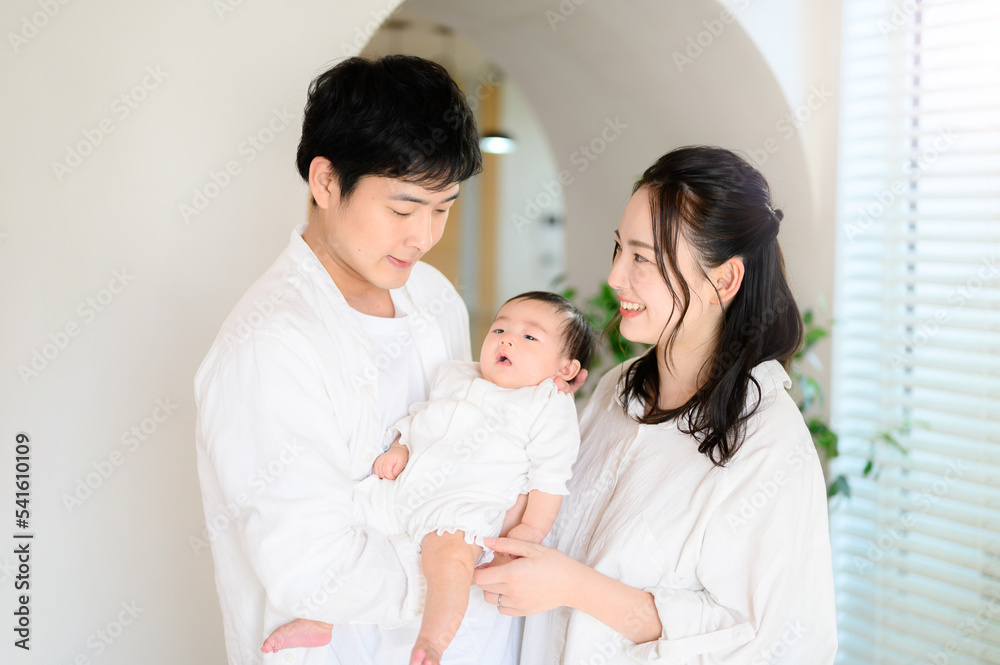 メインビジュアルにも!リビングでの家族のポートレート メインビジュアルにも!リビングでの家族のポートレート