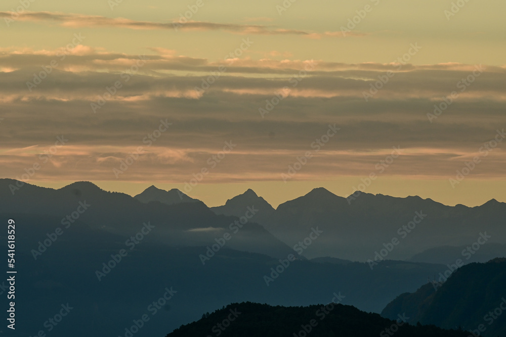 Sonnenaufgang über den Bergen von Südtirol bei Meran und Bozen, Italien