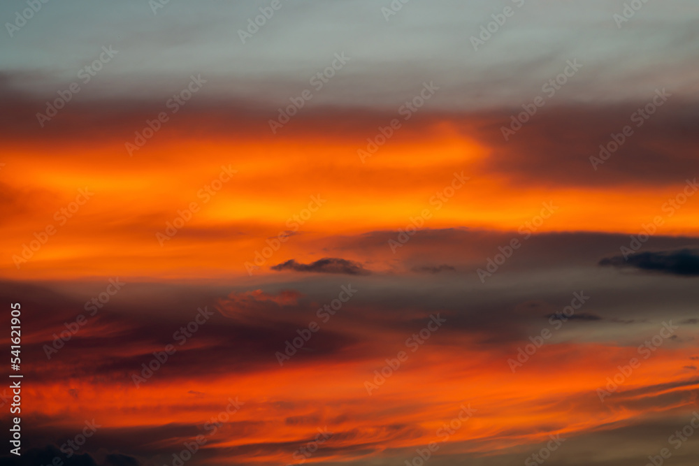 Obraz premium The dramatic colors of the sunset in the sky gradient from blue to orange.