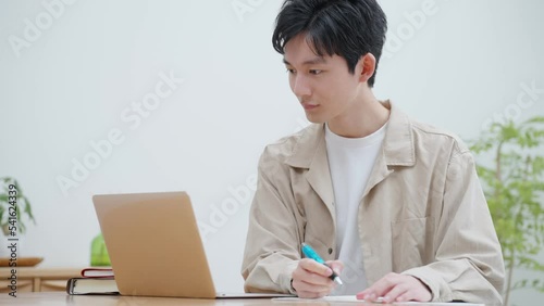 オンライン授業を受ける若い男性（パソコン・学習） photo