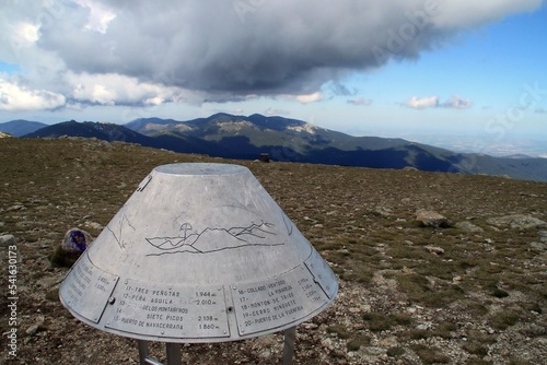 Poste metálico informativo en la cima de La Bola del Mundo, Navacerrada, España. Panel informativo donde con la silueta de los picos cercanos se explica lo visto en el horizonte. photo
