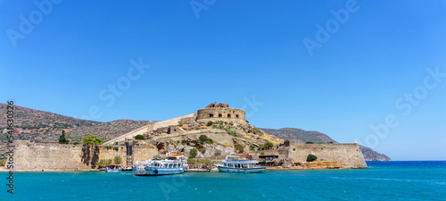 Tło do folderów wakacyjnych, grecka wyspa Spinalonga, wakacje zwiedzanie na urlopie
