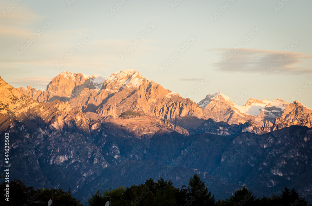 La catena montuosa dell'Alpago in provincia di Belluno illuminata dalla luce dell'alba