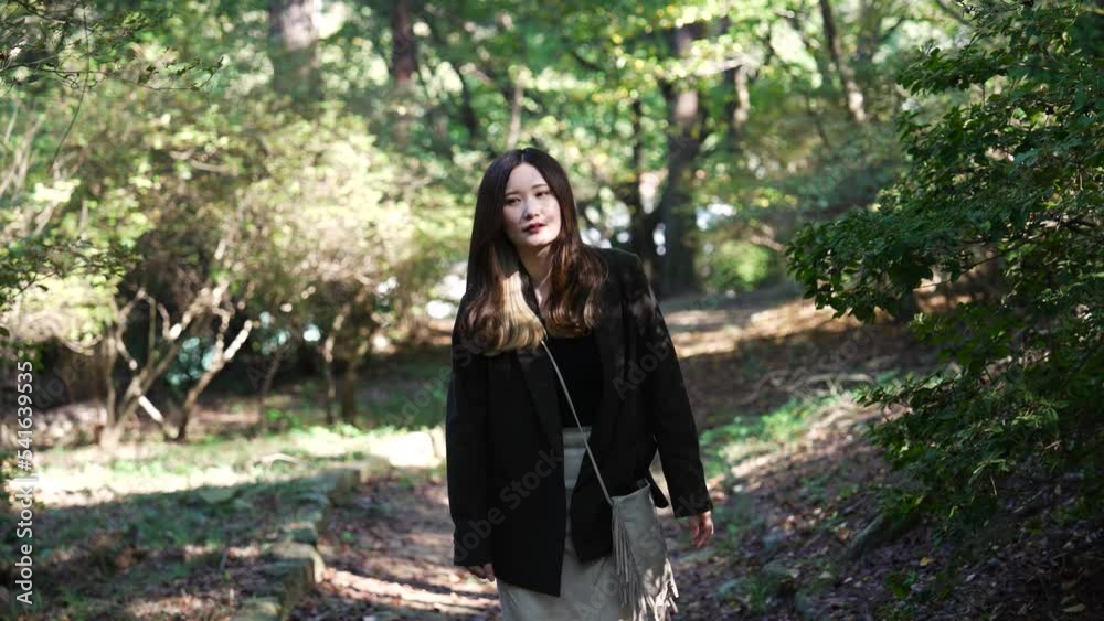 公園を散策する女性 公園を散策する女性
