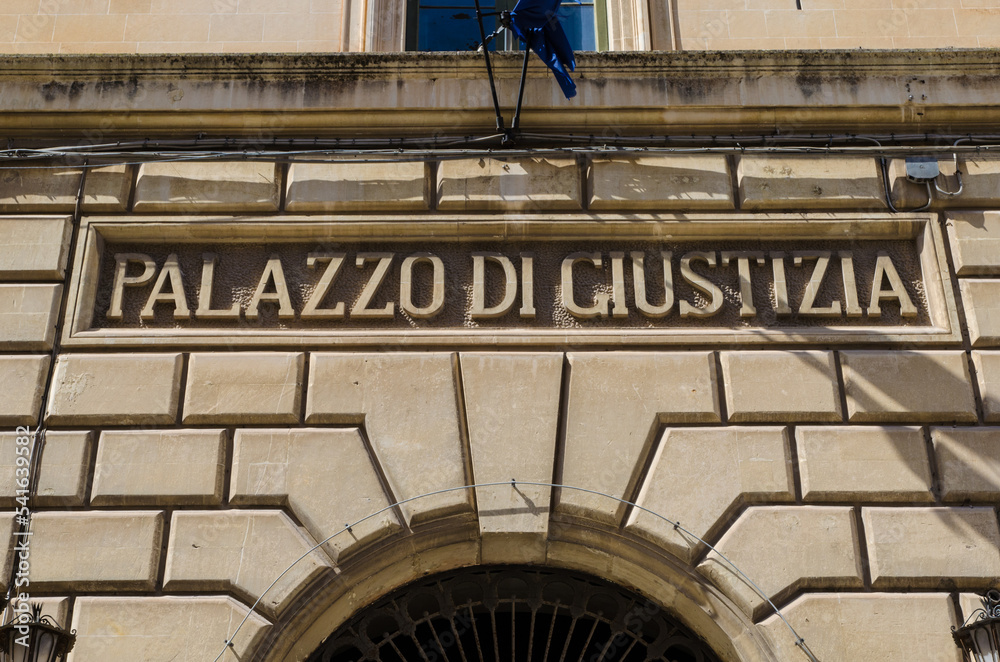 Obraz premium Il palazzo di giustizia nel centro storico di Lecce