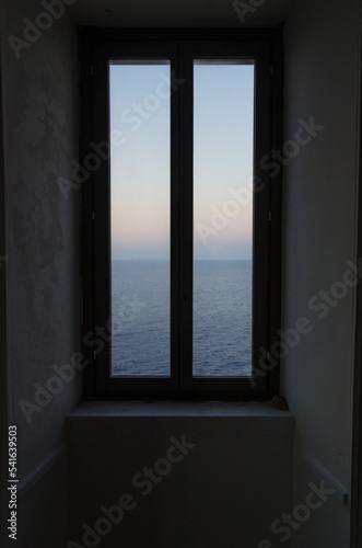 Il panorama del mare del Salento visto da una finestra del faro di Punta Palascia vicino a Otranto in Puglia, il punto più a est d'Italia