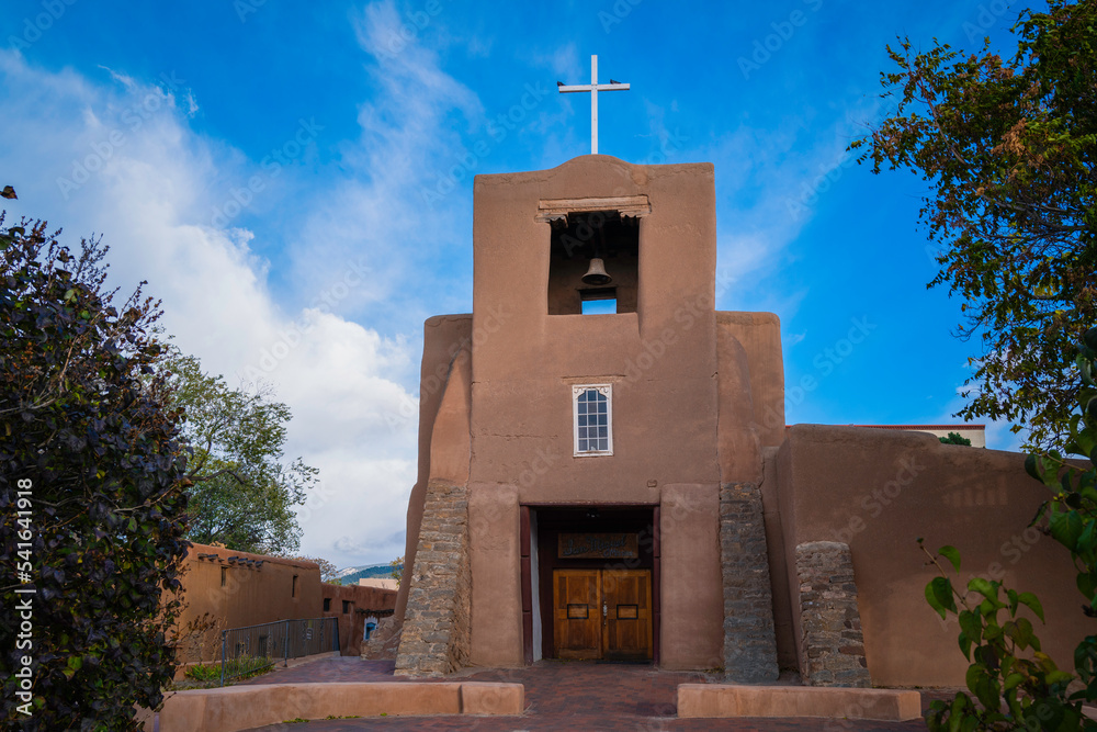 Obraz premium San Miguel Chapel in Santa Fe, New Mexico, built in 1610 in Adobe fortress church style is the oldest church in the United States 