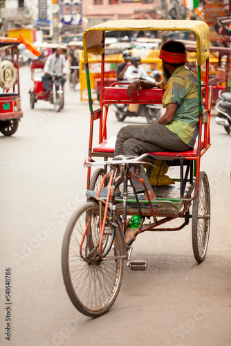 Obraz na płótnie Bici taxi esperando un servicio en Delhi (India) w salonie