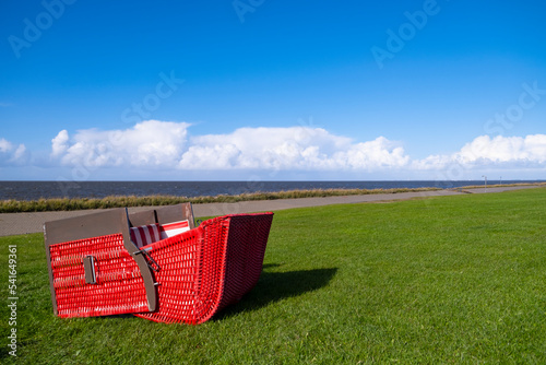 Strandkorb liegt auf dem Rücken photo