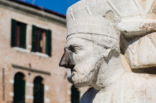 La statua di uno dei quattro mercanti del Campo dei Mori a Venezia con il naso di metallo photo