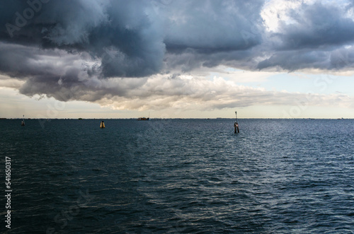 Il cielo plumbeo e carico di nuvole grigie sul panorama della laguna di Venezia photo