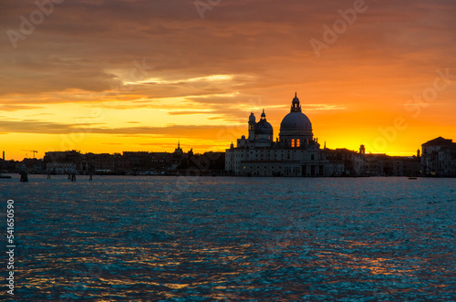 Un tramonto rosso fuoco sul bacino di San Marco a Venezia in una giornata autunnale