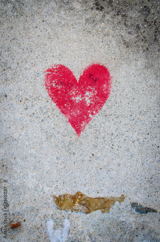 Un cuore rosso dipinto su un muro