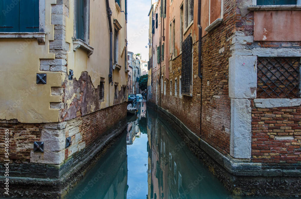 Uno scorcio di un piccolo canale di Venezia con delle barche ormeggiate