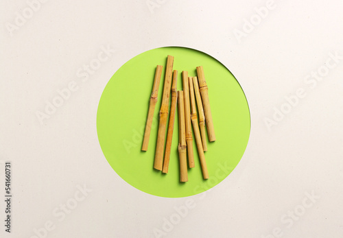 Eco bamboo in green circles on neutral background. Concept, natural material organic cutlery, zero waste, eco-friendly (ID: 541660731)