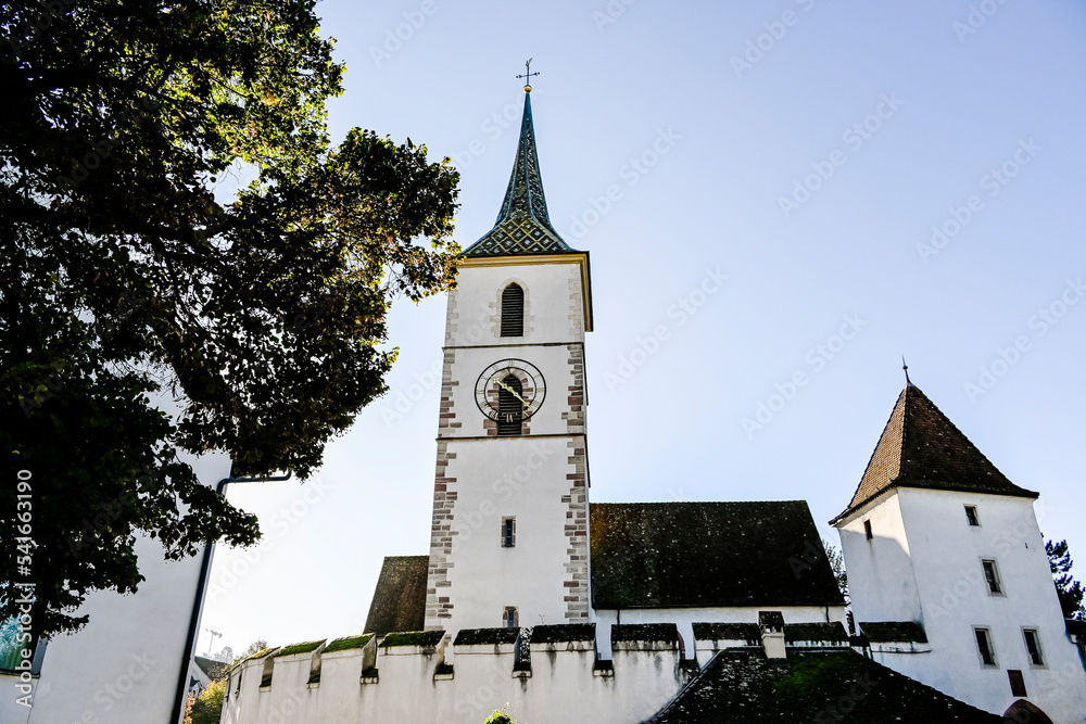 Muttenz, Kirche, St. Arbogast-Kirche, Sankt Arbogast, Reformierte Kirche, Ringmauern, Kirchhof, Dorf, Dorfkern, Kirchplatz, Kirchturm, Baselland, Herbst, Schweiz Muttenz, Kirche, St. Arbogast-Kirche, Sankt Arbogast, Reformierte Kirche, Ringmauern, Kirchhof, Dorf, Dorfkern, Kirchplatz, Kirchturm, Baselland, Herbst, Schweiz