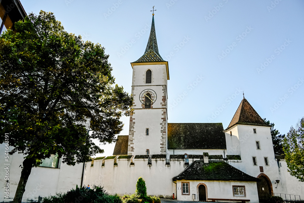 Muttenz, Kirche, St. Arbogast-Kirche, Sankt Arbogast, Reformierte Kirche, Ringmauern, Kirchhof, Dorf, Dorfkern, Kirchplatz, Kirchturm, Baselland, Herbst, Schweiz