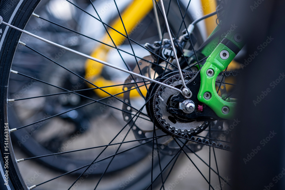 Fototapeta premium Close-up of chain on spokes of modern black cargo bike