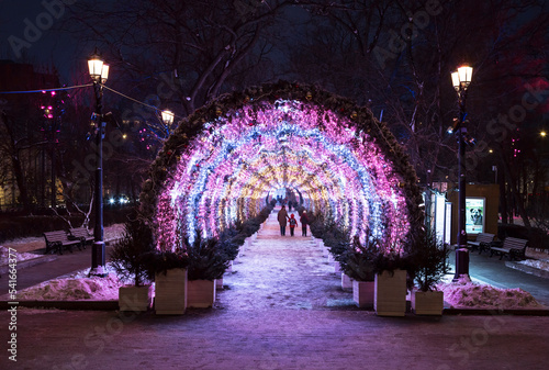 Foto A light tunnel on Tverskoy Boulevard in the early morning on New Year's holidays