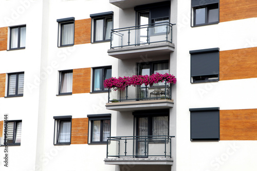 Photo Beautiful view of building with balconies and windows