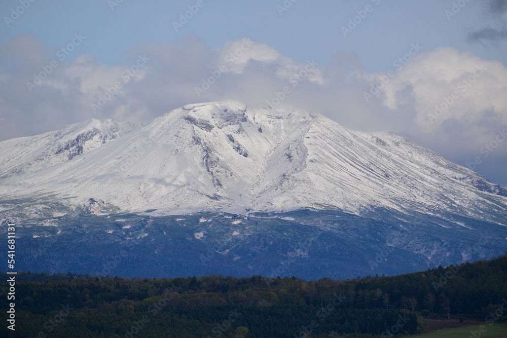 秋の冠雪の山頂　大雪山
