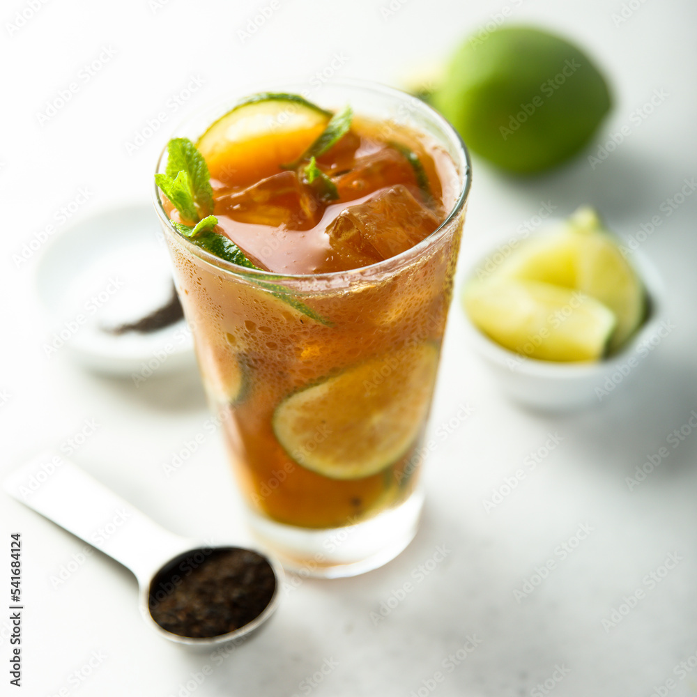 Fototapeta premium Traditional iced tea with lime