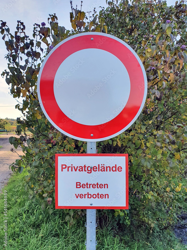 Schild Privatgelände betreten verboten Stock Photo | Adobe Stock