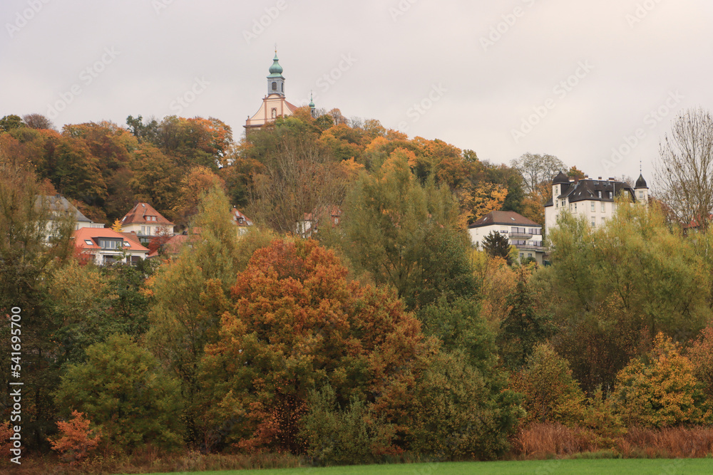 Herbstliches Fuldatal; Blick zum Kloster Frauenberg in Fulda