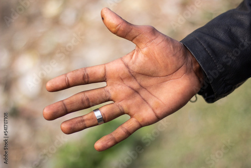 A black man showing five fingers of his hand © Rokonuzzamnan