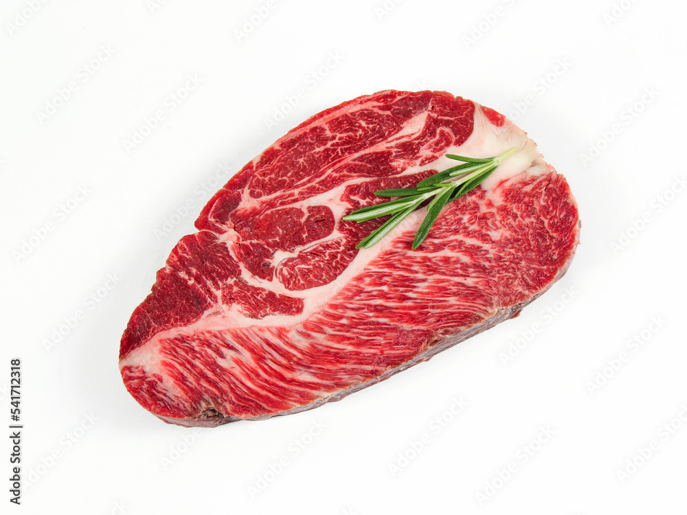 Obraz premium Fresh chuck beef cut for steak isolate on white background