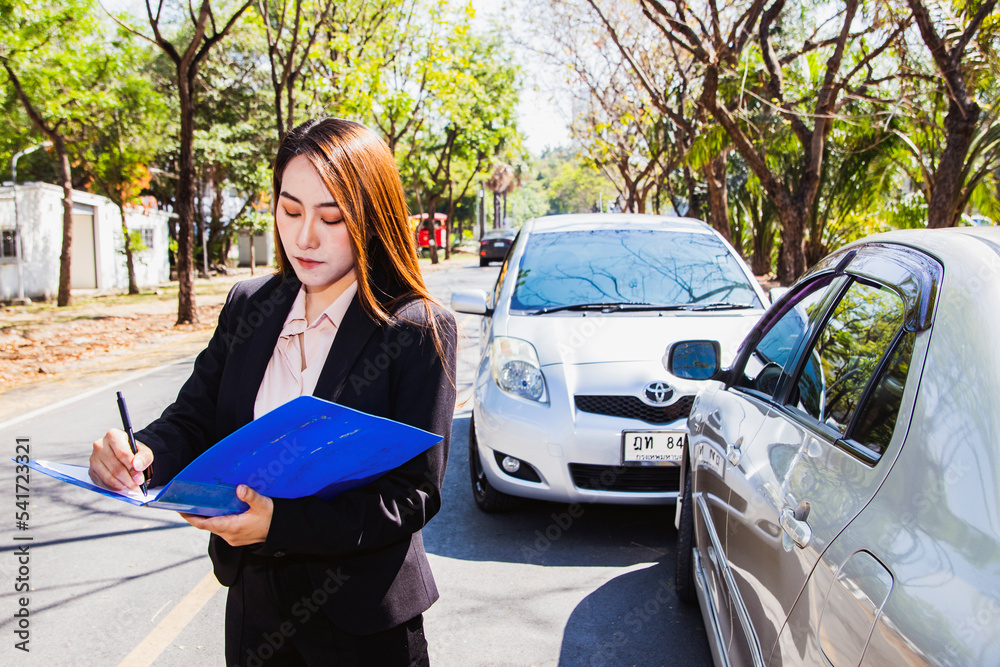 Insurance business female professional representative customer service to inspect the area responsible for car insurance during an accident Write down the information to the clipboard. - obrazy, fototapety, plakaty 