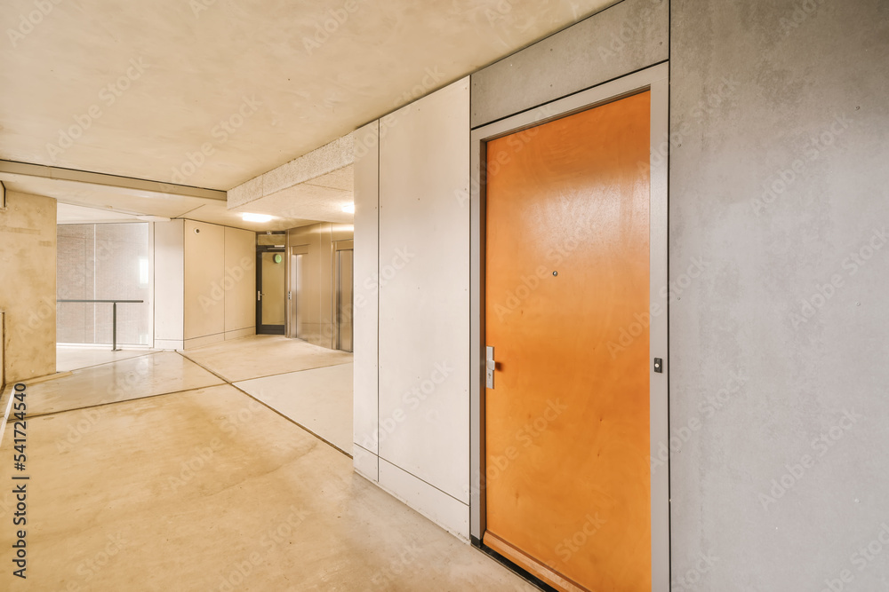 Spacious hallway with lift Spacious hallway with lift