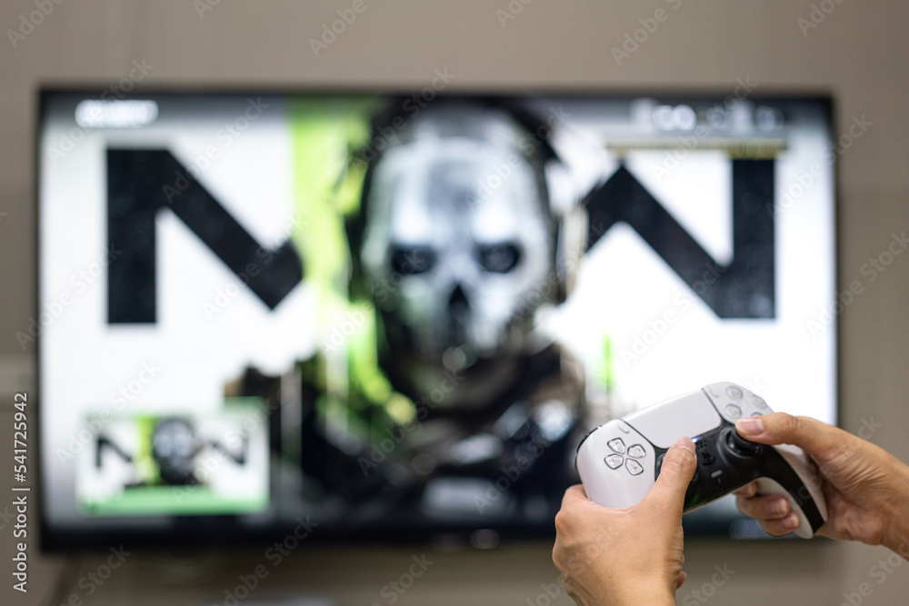 Foto de Thailand - October 2022: A gamer is controlling Playstation 5 ...