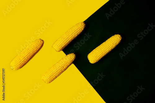 Foto detail of red corn kernels with an artistic abstract pattern