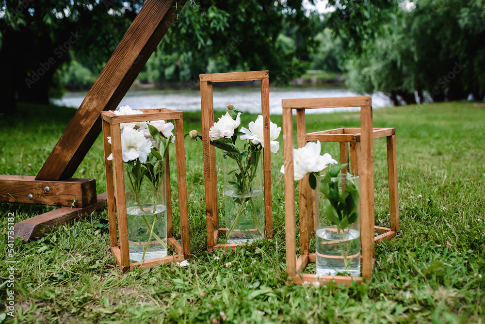wedding decor roses in a glass vase