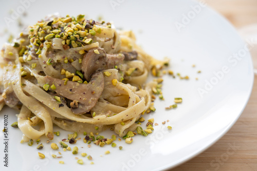 tagliatelle con pistaccio e funghi, piatto da ristorante, piatto per menù, immagine per menù photo