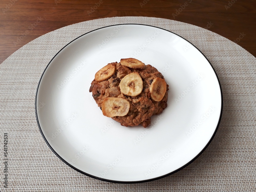 白い皿に置かれたバナナのクッキー 白い皿に置かれたバナナのクッキー