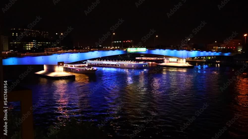 Croisement de bateaux de tourisme sous le Pont Phra Pinklao à Bangkok en double vitesse Croisement de bateaux de tourisme sous le Pont Phra Pinklao à Bangkok en double vitesse