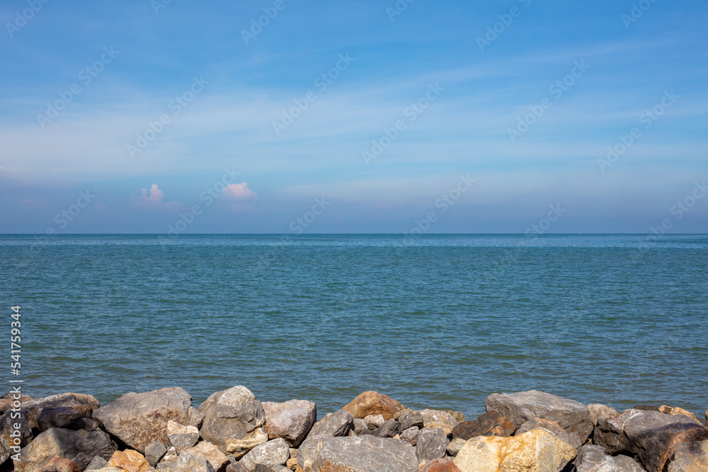 Vue de l'horizon de la mer avec rochers au premier plan