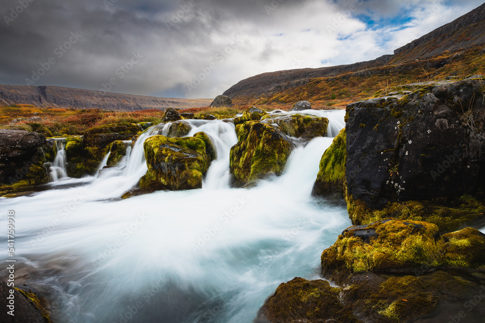 Obraz premium Die Landschaft rund um den Dynjandi Wasserfall in Island