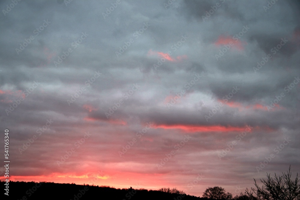 Fototapeta premium Sonnenuntergang unter bewölktem Himmel