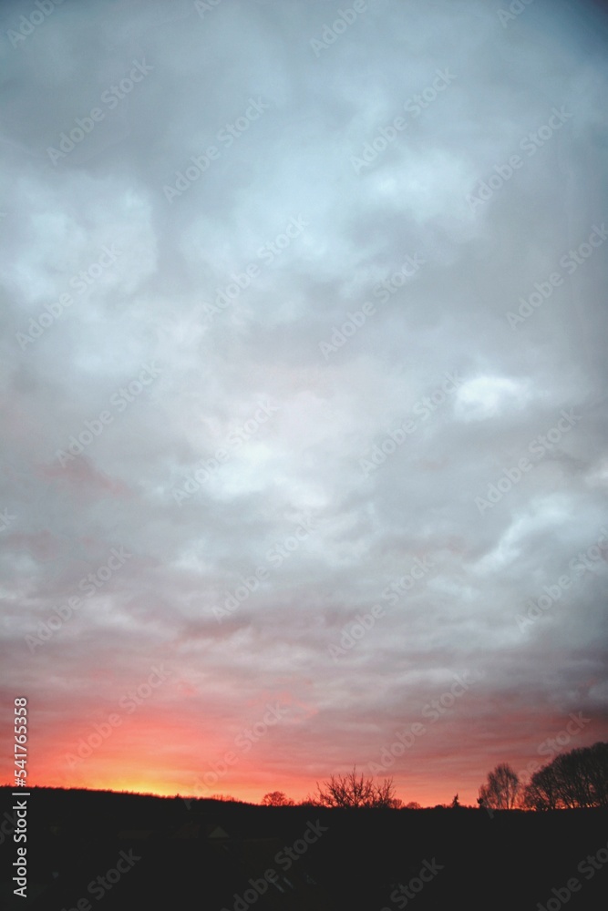 Sonnenuntergang unter bewölktem Himmel Sonnenuntergang unter bewölktem Himmel