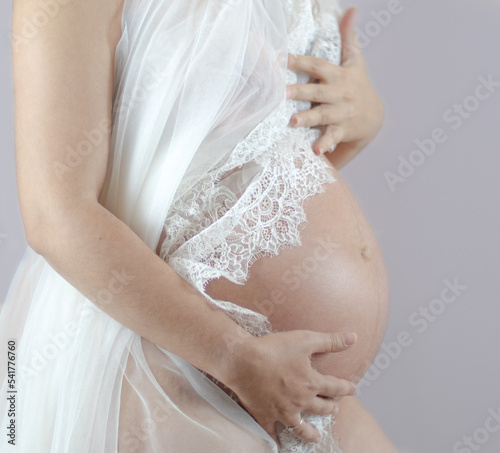 Embarazada mostrando su tripa