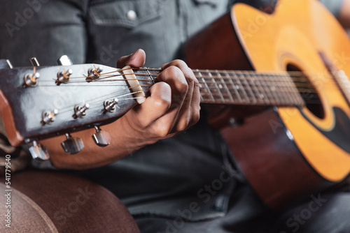 Hombre en casa con guitarra acústica, tocando y cantando. Concepto de músico compositor. guitarrista 