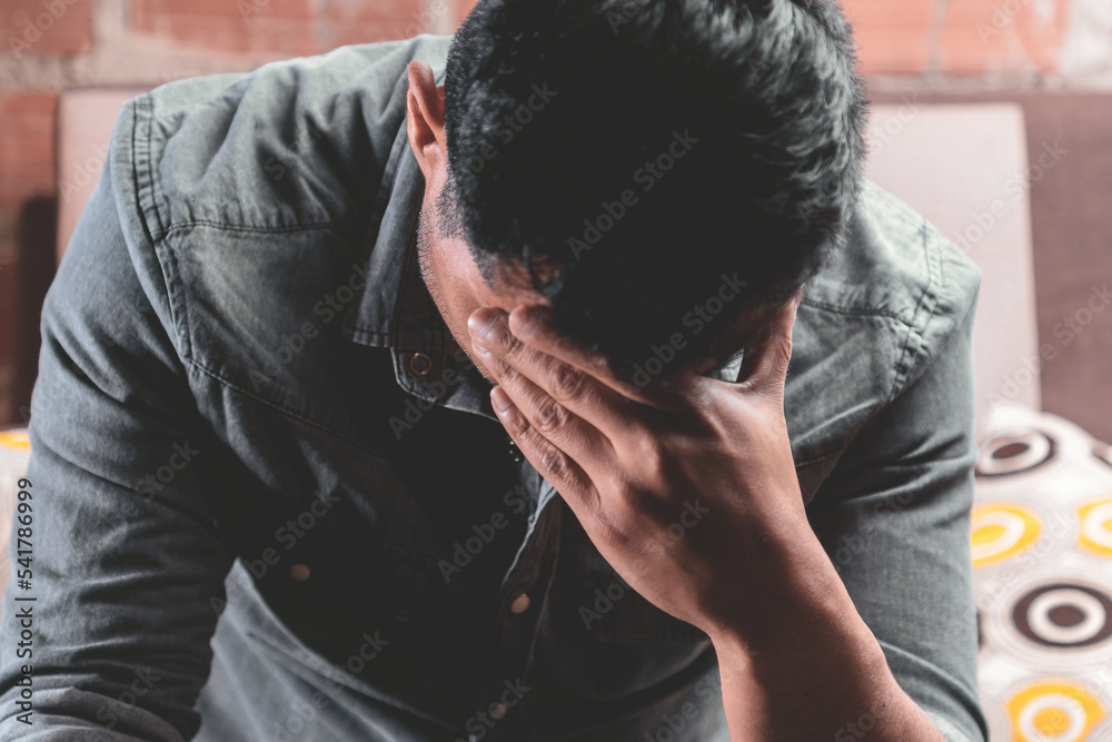 Hombre joven triste y pensativo, concepto